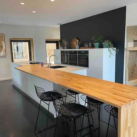 Molinant, Evasion En Pierres Dorees Villa