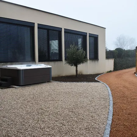 Molinant, Evasion En Pierres Dorees Villa
